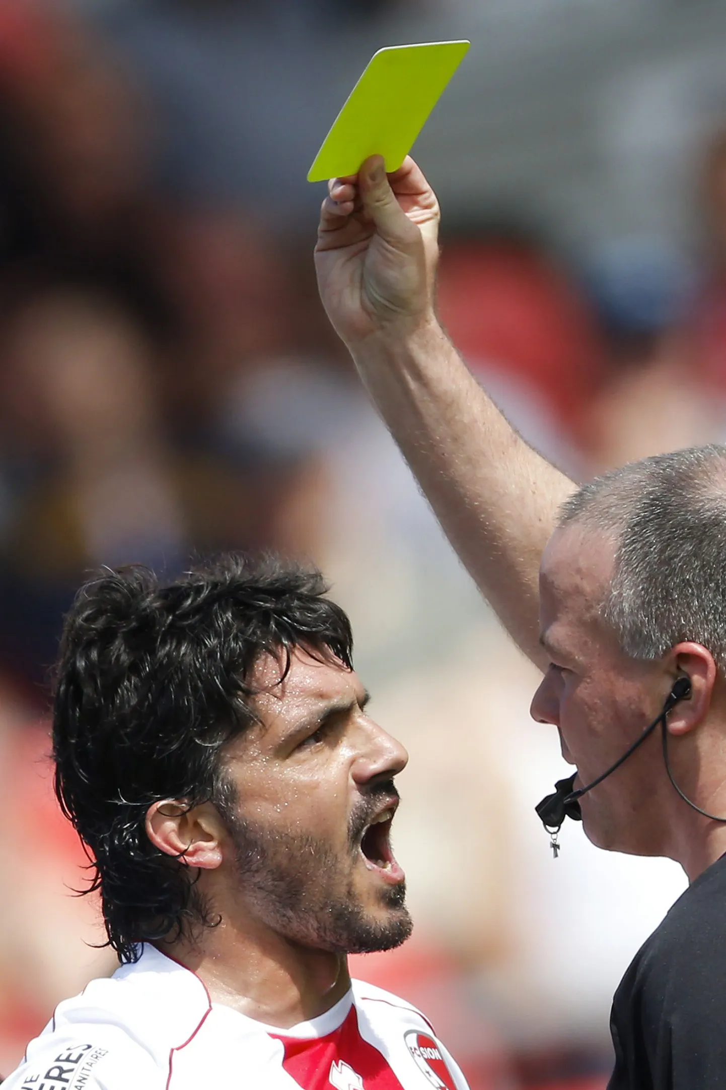 Gennaro Gattuso oma standardolekus - kohtunikuga vaidlemas.