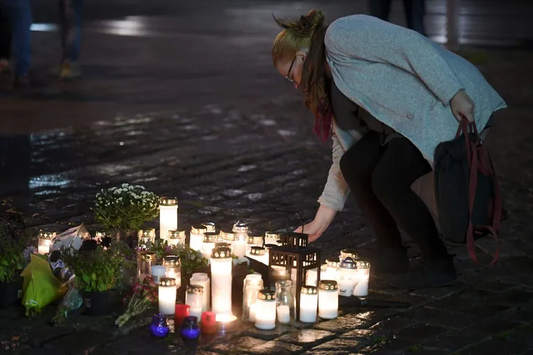 18. augusti õhtul toodi Turu keskväljakule küünlaid ja lilli. / Vesa Moilanen / Lehtikuva