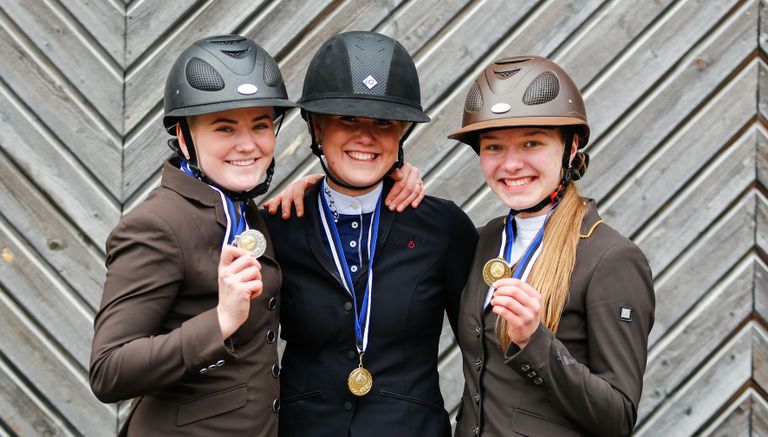 U25 medalikolmik: Britt Nigul (hõbe), Linda Randpere (kuld), Monika Varter (pronks).