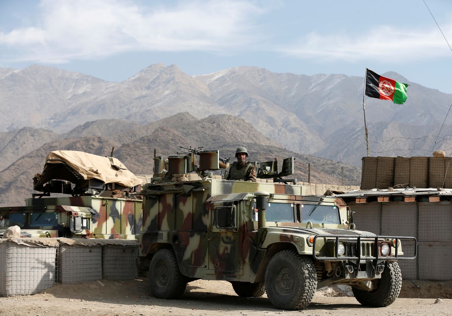 Afgaani sõjaväelased Humveega valves.