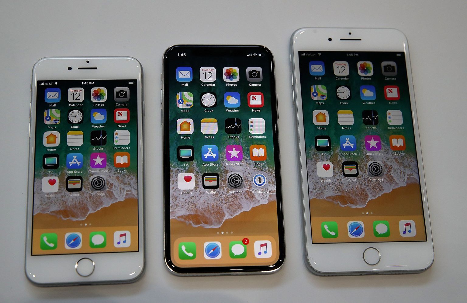 Apple'i uued iPhone telefonid. Vasakul iPhone 8, keskel iPhone X ja paremal iPhone 8 pluss.