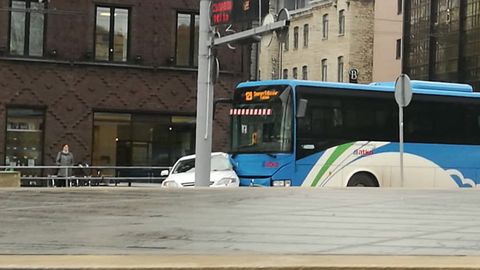 Галерея: на площади Вабадузе столкнулись пассажирский автобус и автомобиль