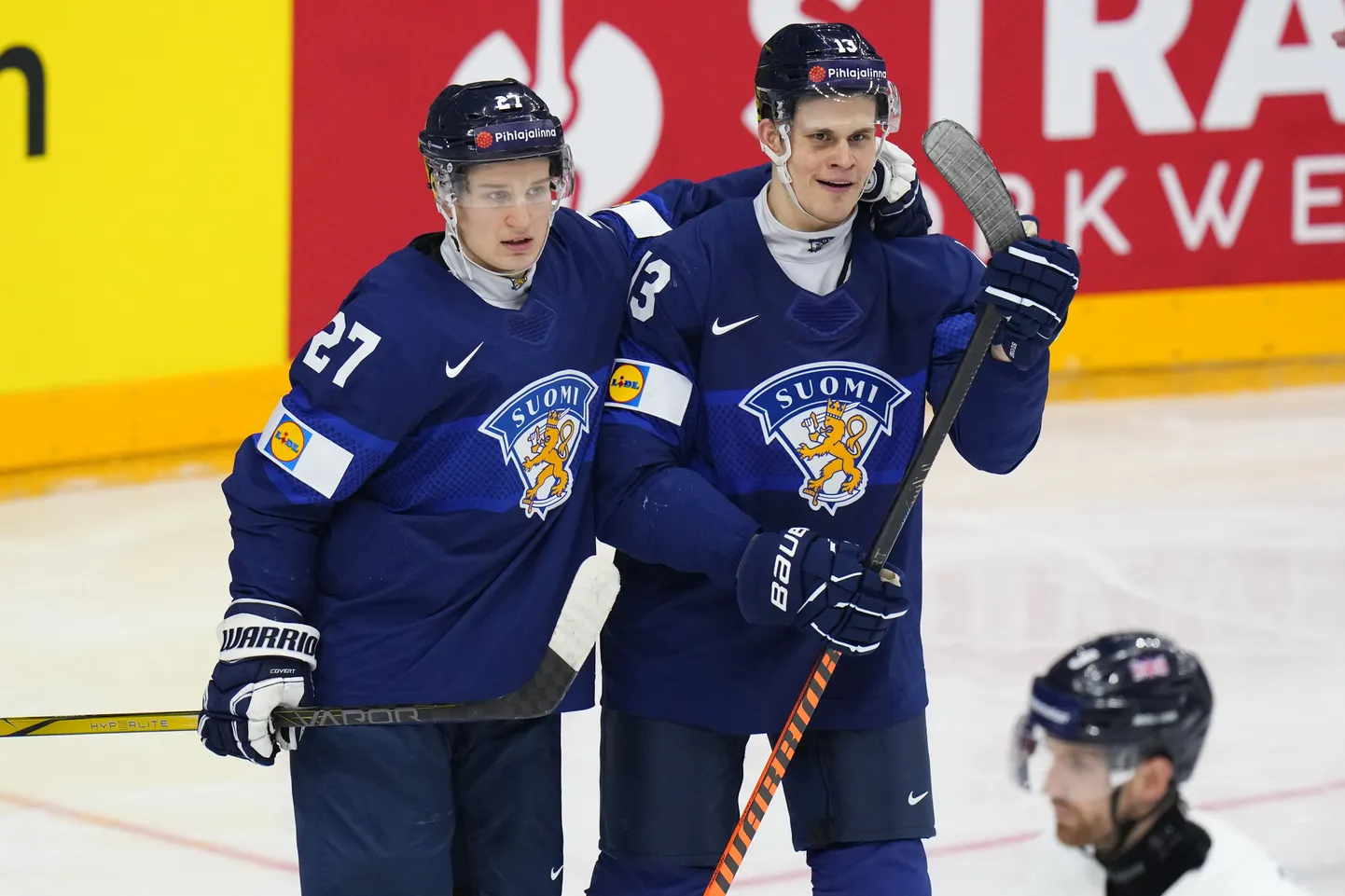 Oliver Kapanen (paremal) sai Suurbritannia vastu kirja kübaratriki.