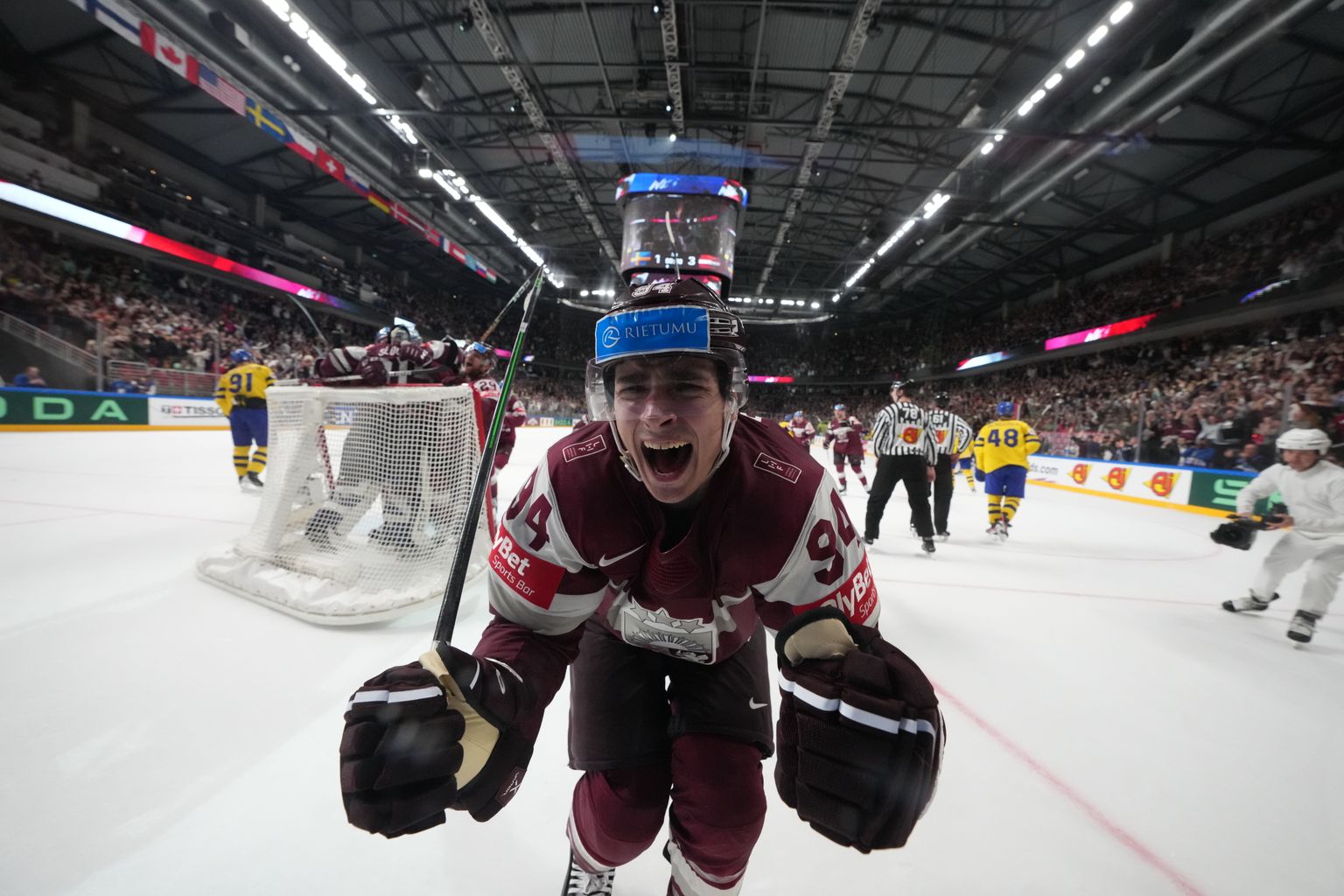 Кристиан Рубин во время победы над сборной Швеции в четвертьфинале ЧМ по хоккею в Риге, 26 мая 2023 г.