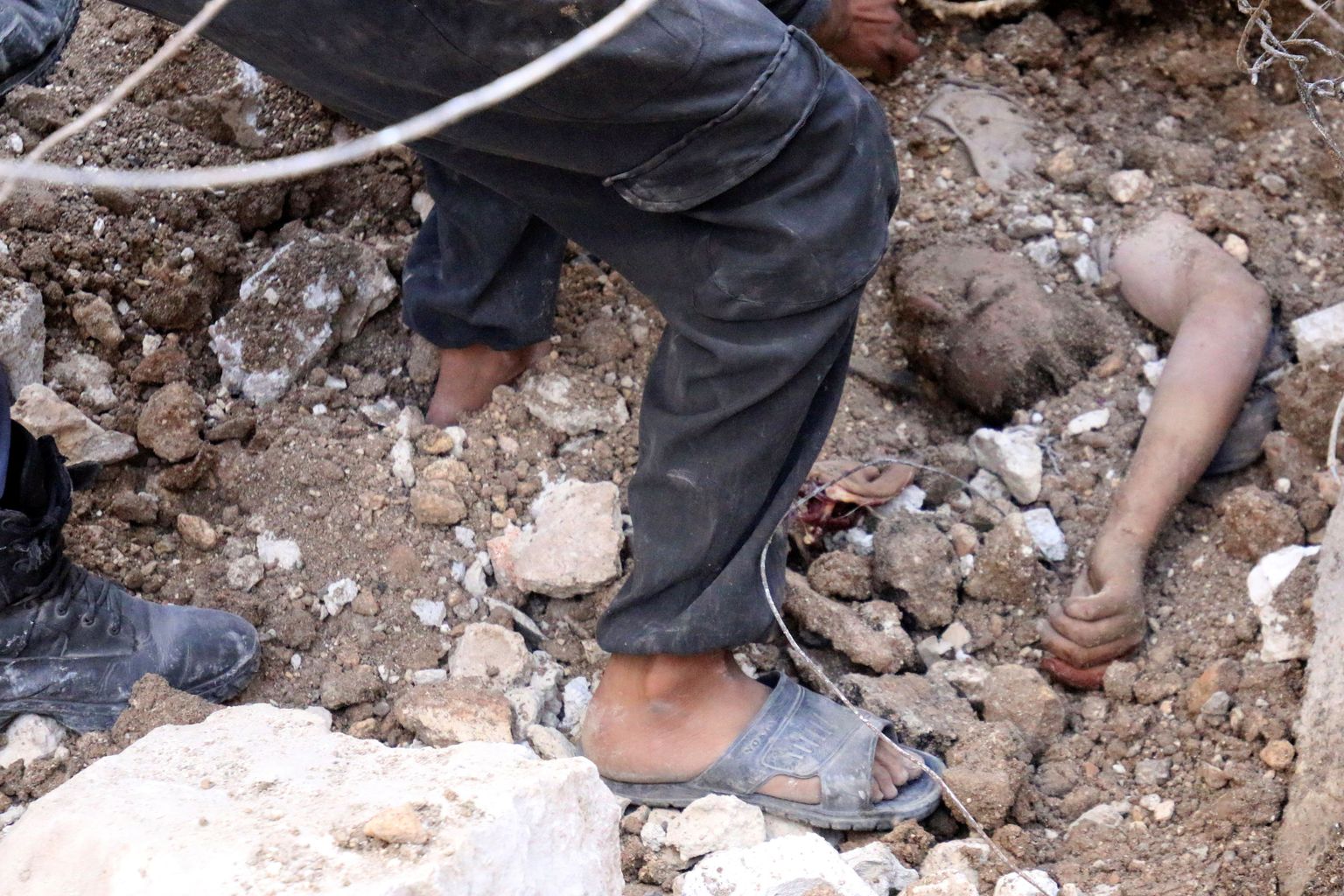 Õhurünnakus Aleppole hukkunud mees kaevatakse rusude alt välja
