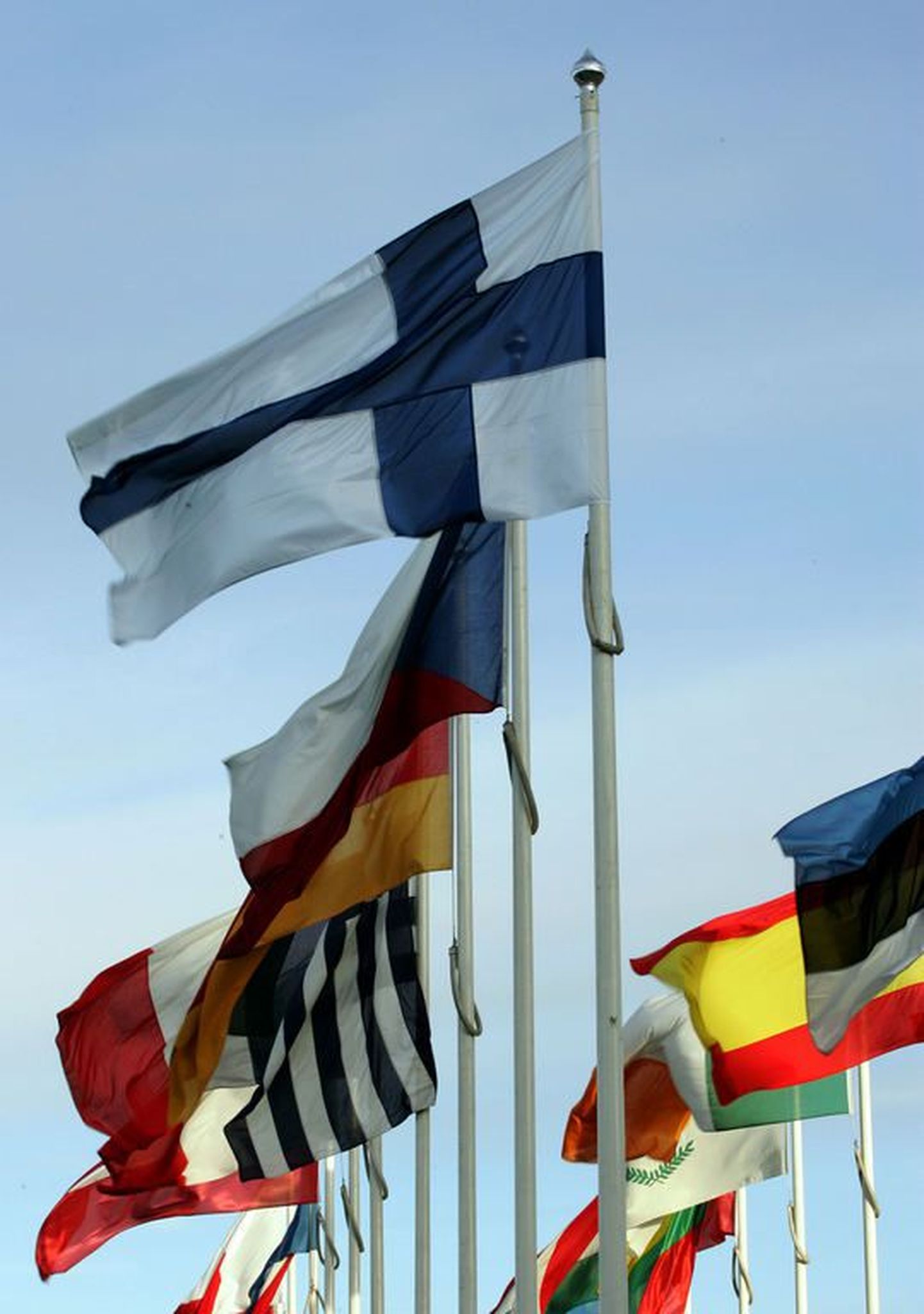 Soome lipp (esiplaanil) koos teiste Euroopa Liidu lippudega..