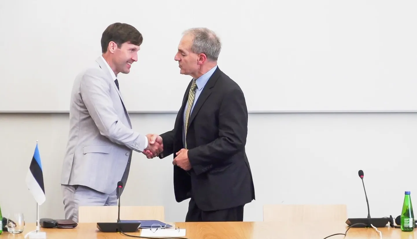 Martin Helme ja Louis Freeh pressikonverentsil, kus tehti teatavaks rahapesu uurimiseks sõlmitud leping Eesti tänaseks endise valitsuse ja USA advokaadibüroo Freeh Sporkin & Sullivan vahel.
