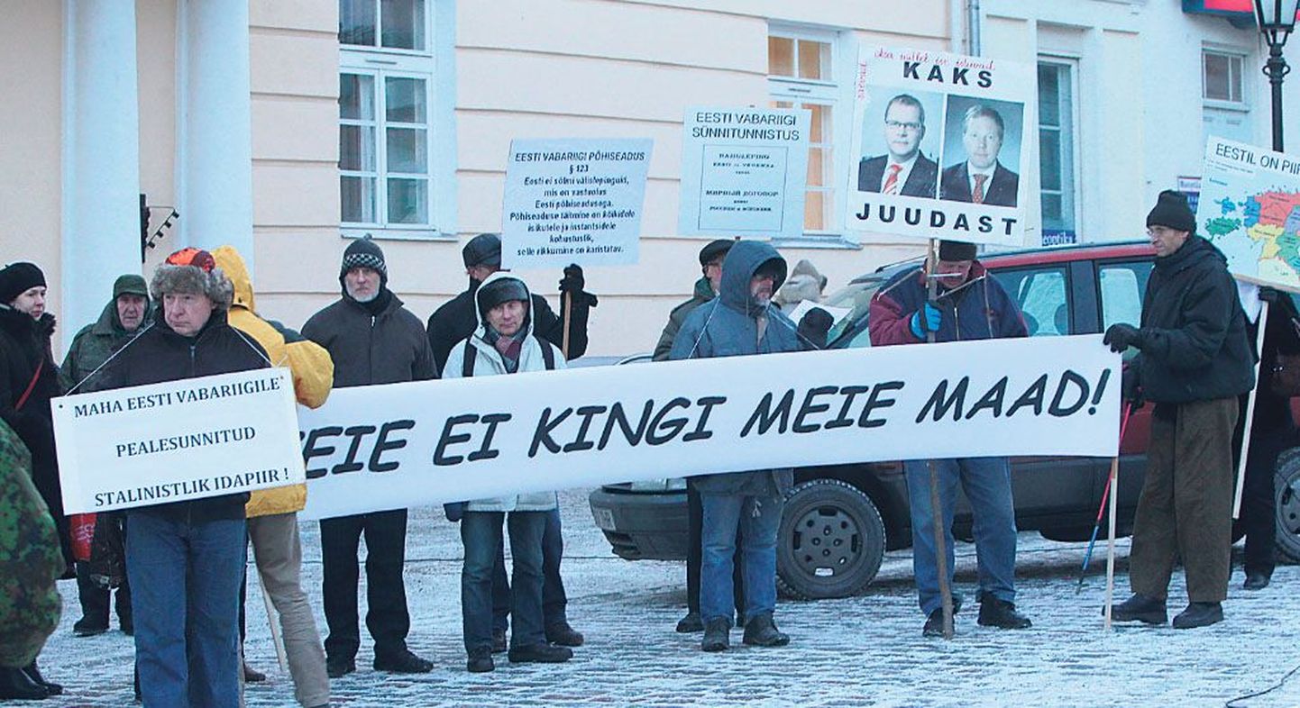 Eesti konservatiivid ja teised rahvuslased on korraldanud Tartu rahu ja sellejärgse piiri toetuseks pikette Tartus (pildil) ja Tallinnas.