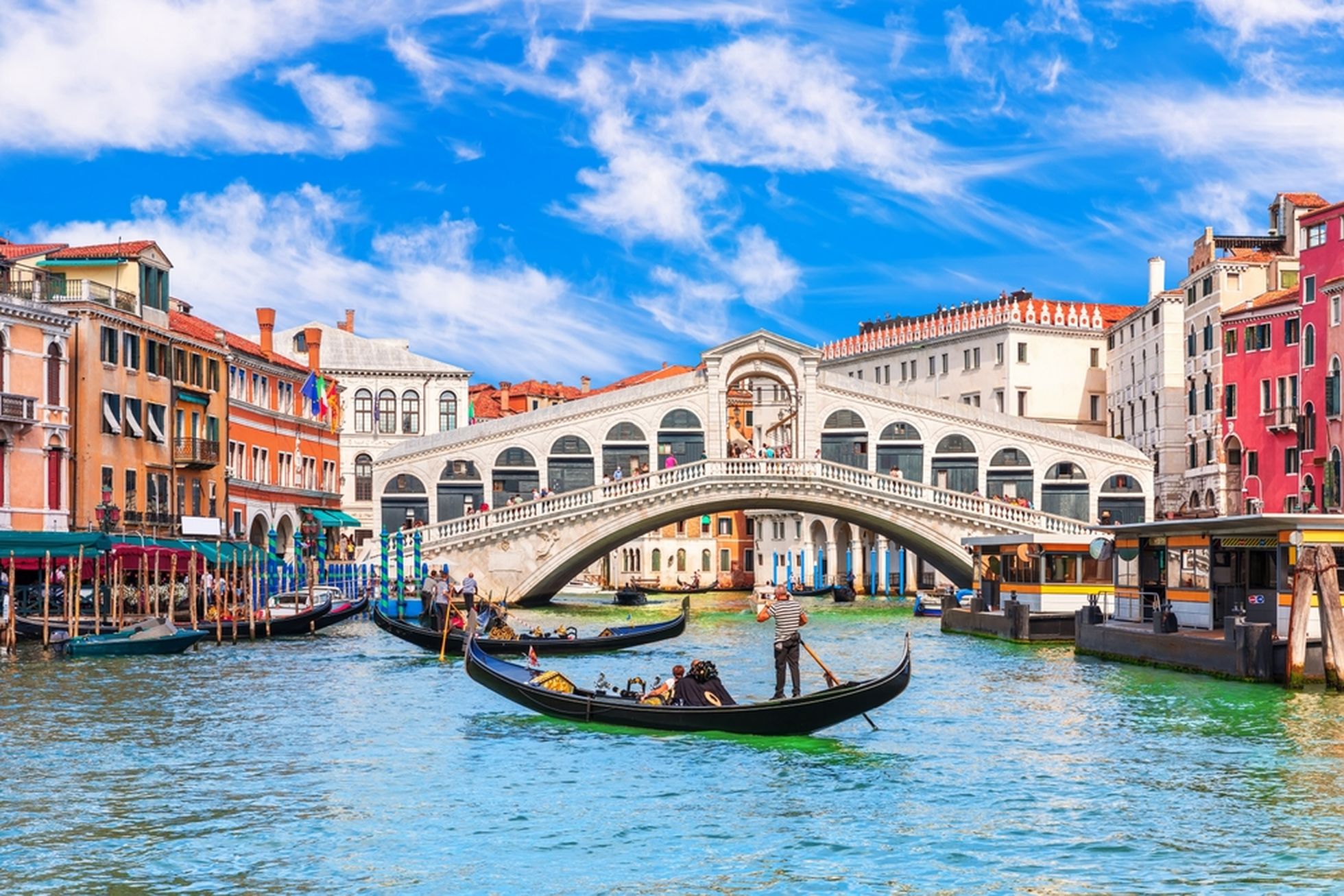 Ajaloolised hooned, maalilised gondlisõidud ja lugematu hulk sildasid on Veneetsia sümboliteks.