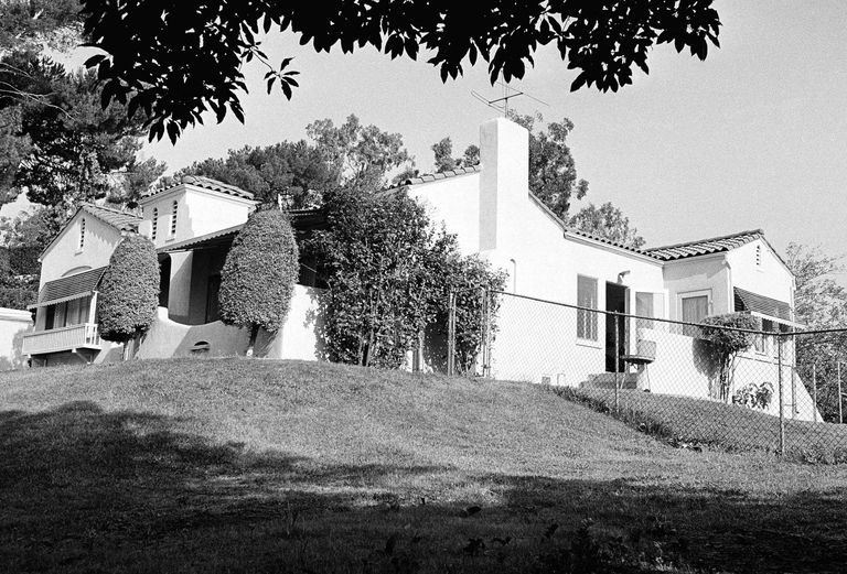 Los Angelese Los Felizi piirkonnas asuvale majale sodisid Mansoni jüngrid veretöö järel «Death to Pigs» (Surm sigadele).