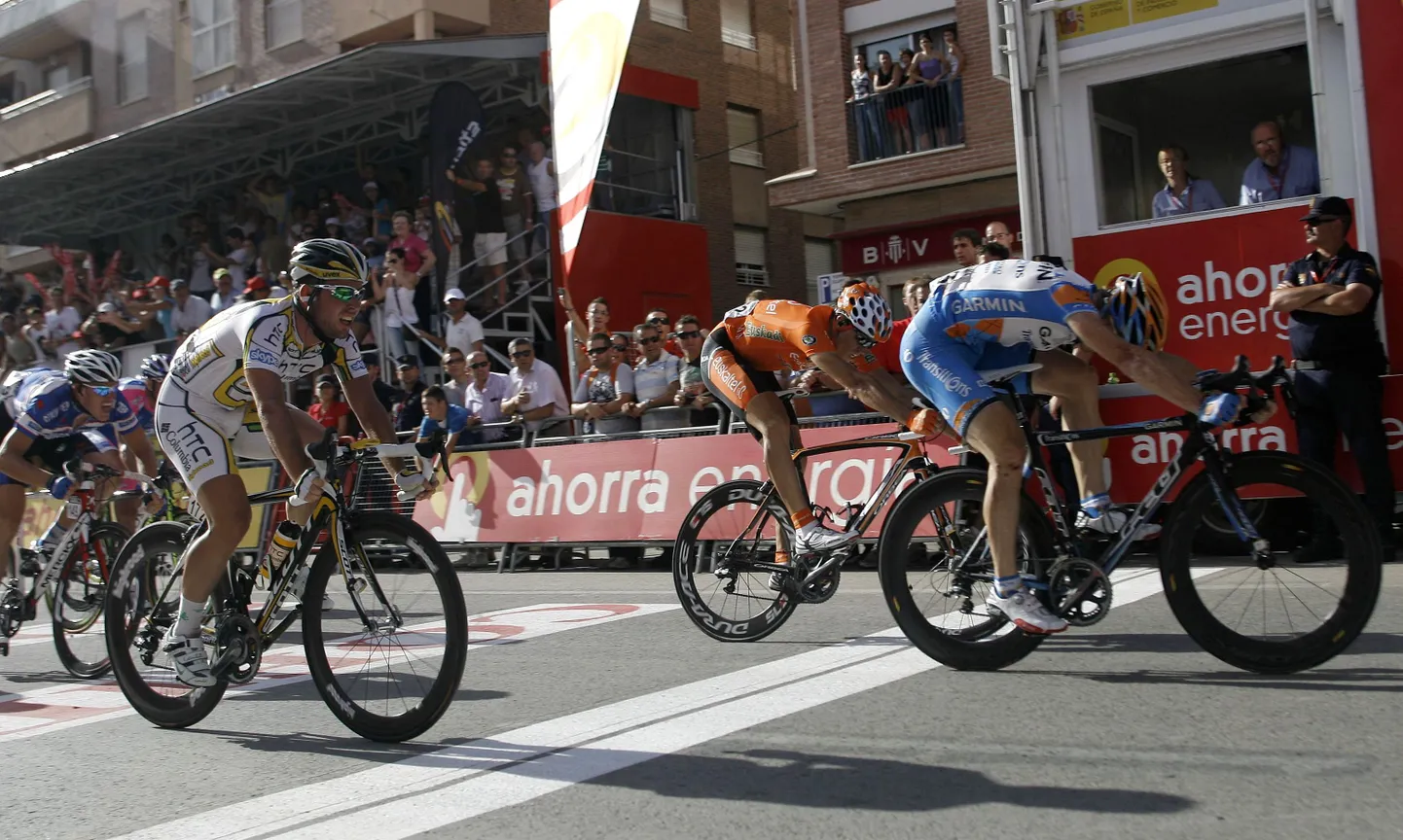Tyler Farrar (paremal) võitis Vuelta 5. etapi. Talle järgnesid Koldo Fernandez De Larread ja Mark Cavendish (vasakul).