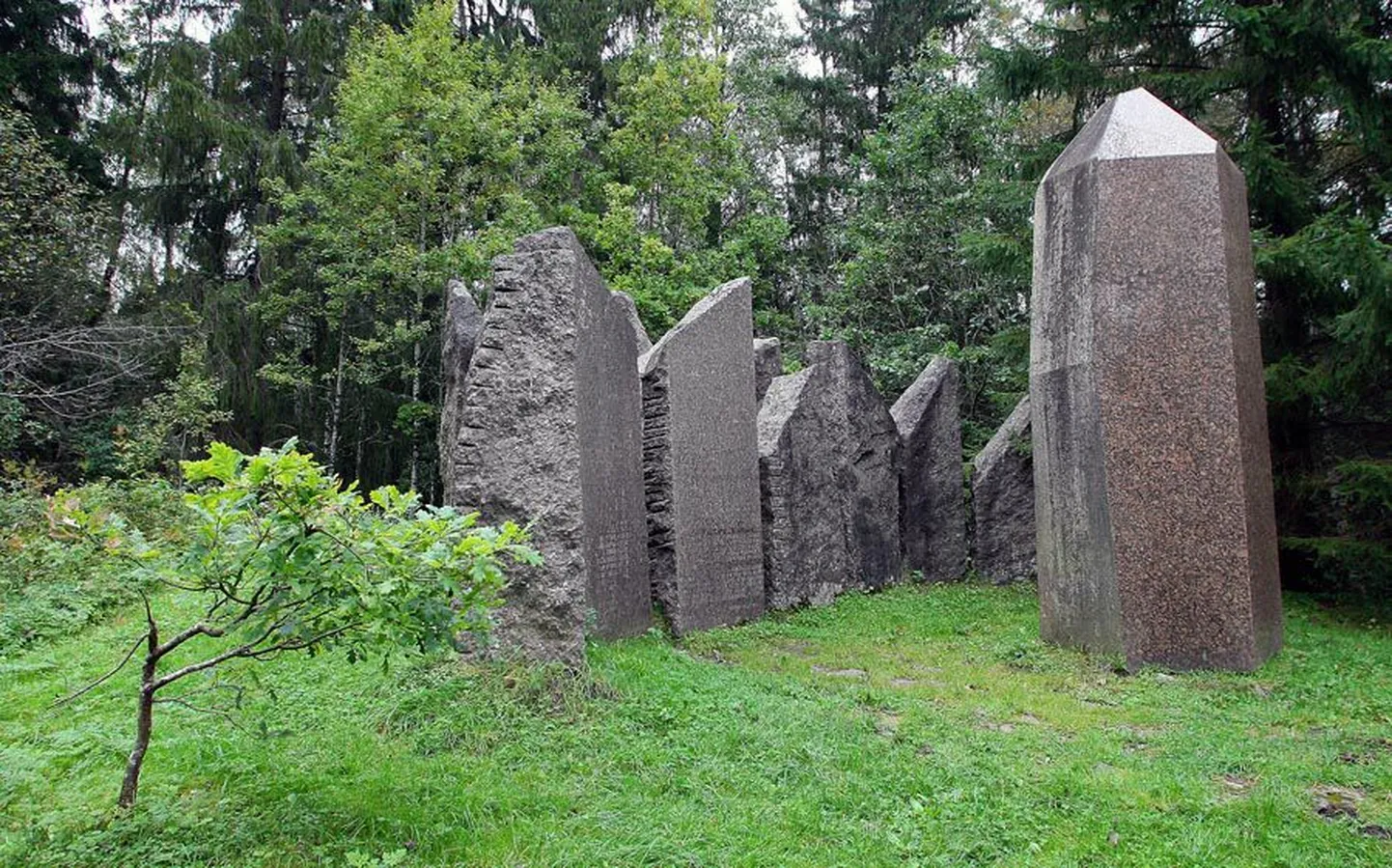 Ausamba «Sakalamaa kaitsjatele 1217—1223» autorid on skulptor Renaldo Veeber ja arhitekt Ülo Stöör.