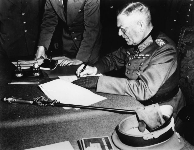 Saksa kindralfeldmarssal Wilhelm Keitel allkirjastamas 8. mail 1945 Berliinis kapitulatsiooniakti