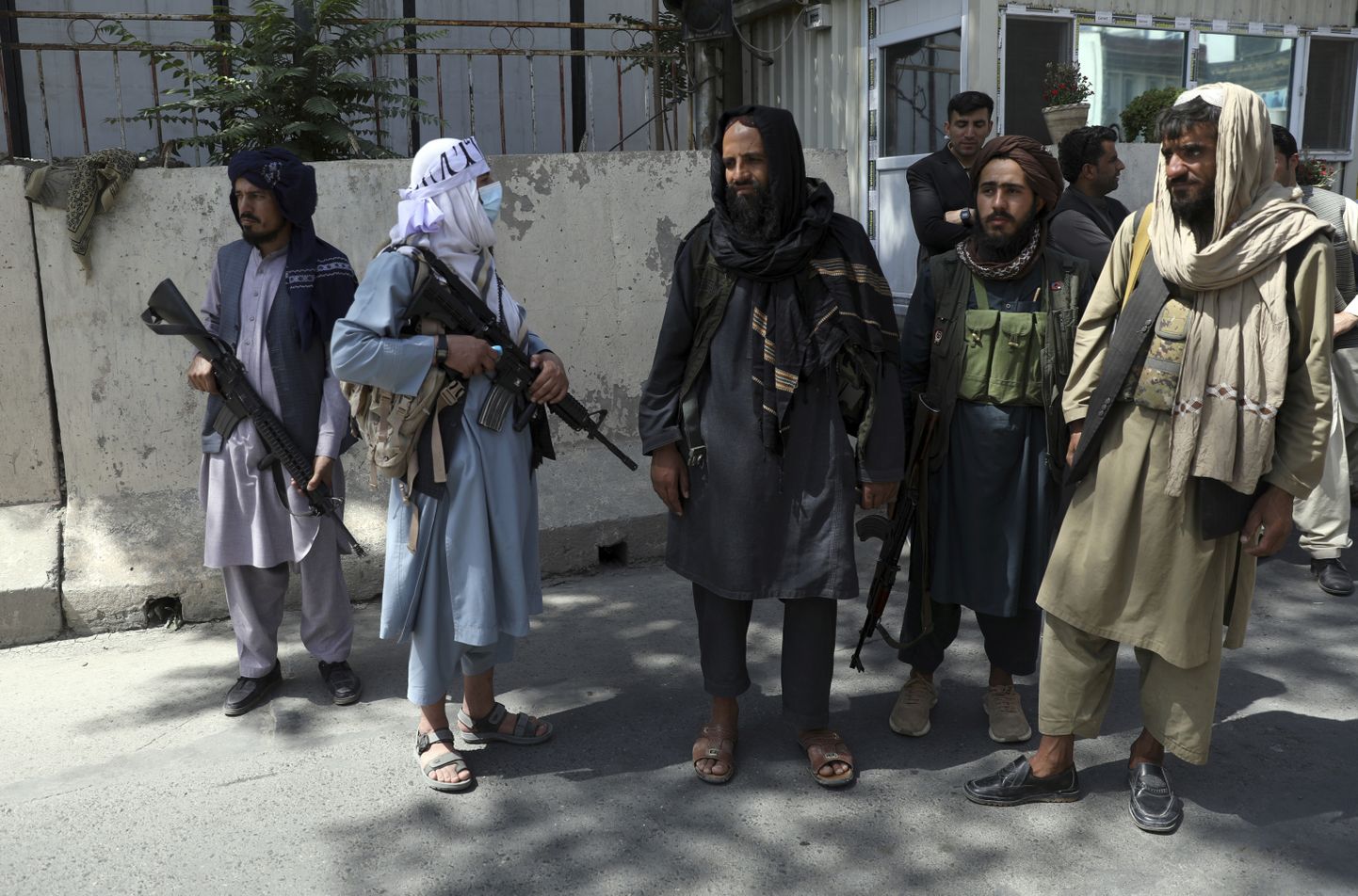 Talibani võitlejad 16. augustil Kabulis Afganistani presidendi palee juures. Taliibid tegid paleest oma peakorteri