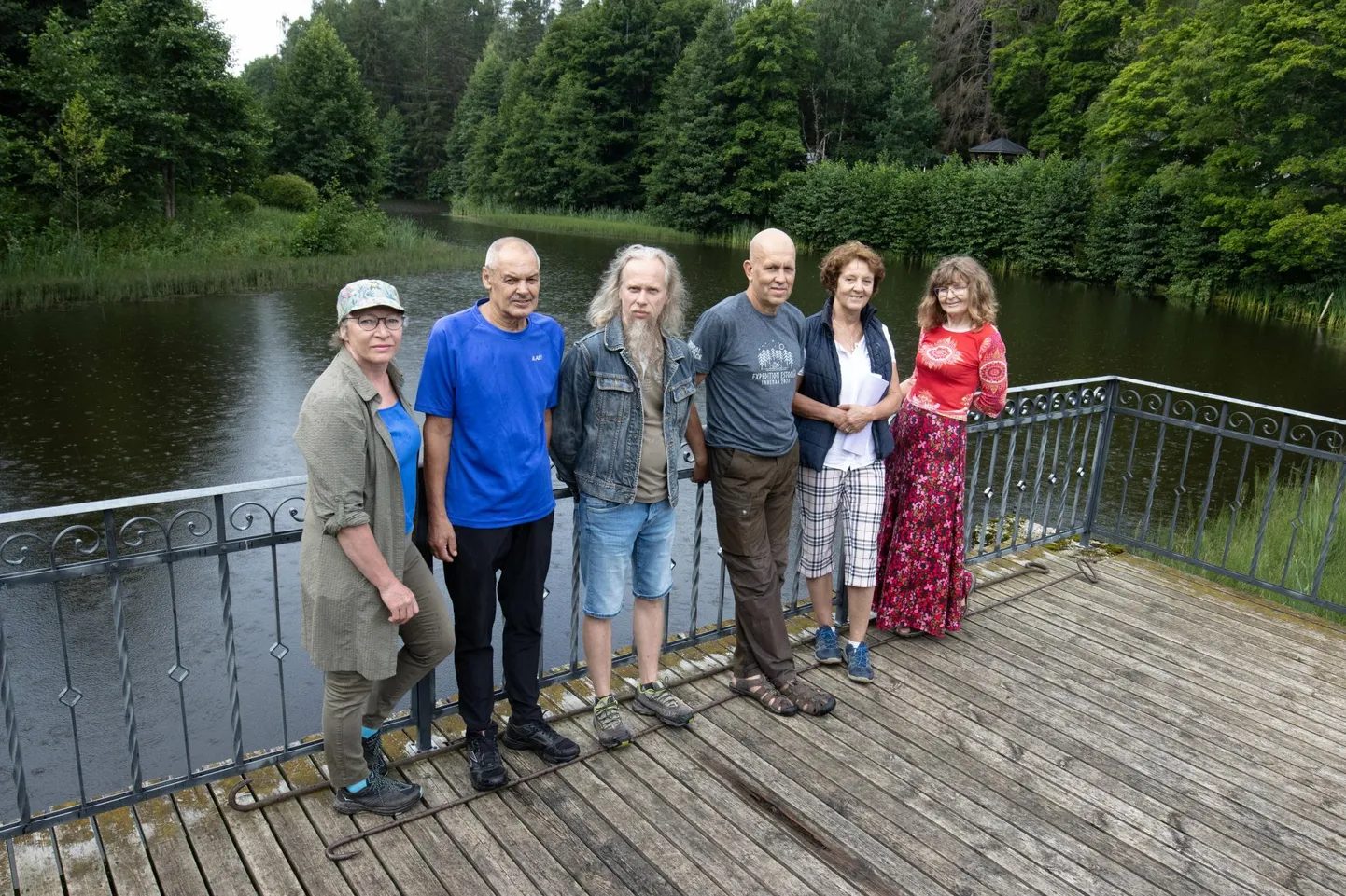 Helle Väärsi (vasakult), Enn Rohila, Auri Toomik, Jaak Väärsi, Ülle Roodvee ja Maire Vendt Oandu paisul.