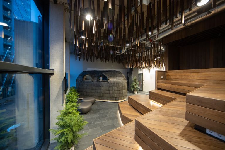 Pipedrive uues kontoris on ka hiljuti maailmas kuulsaks saanud iglusaun, selle eesruum on ühtlasi nõupidamiste ruum.
