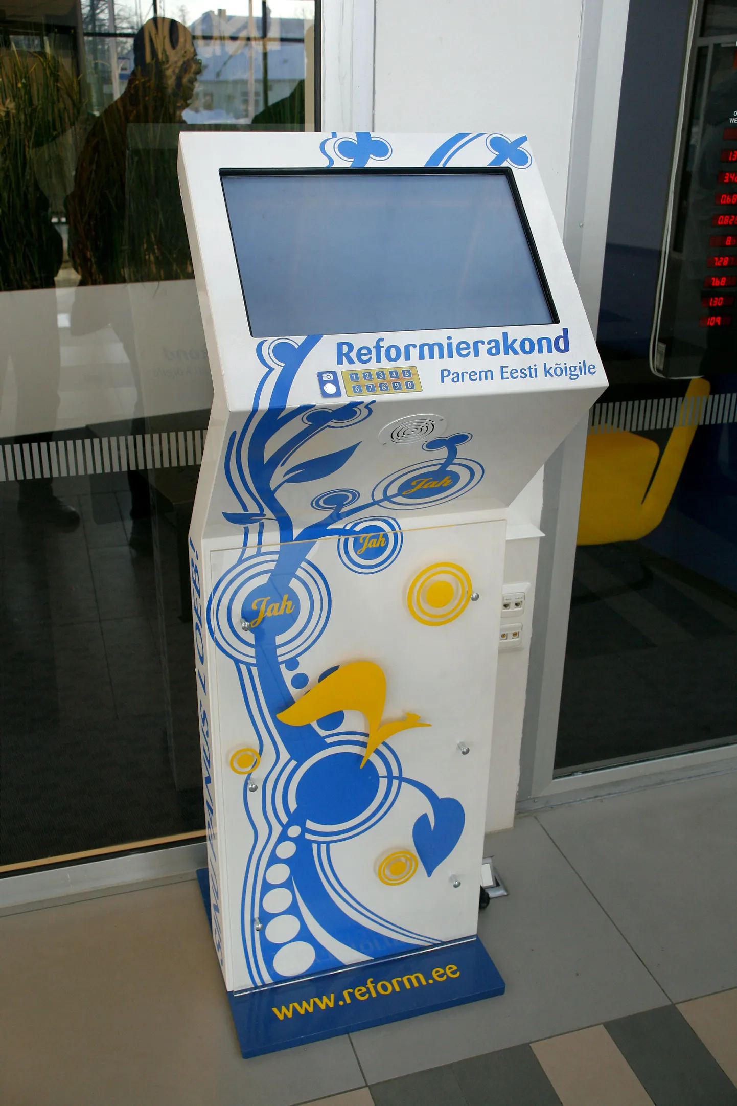 Port Artur 2 kaubanduskeskuse fuajees asunud Reformierakonna infokiosk, milles jooksis valimisreklaami asemel pornofilm.