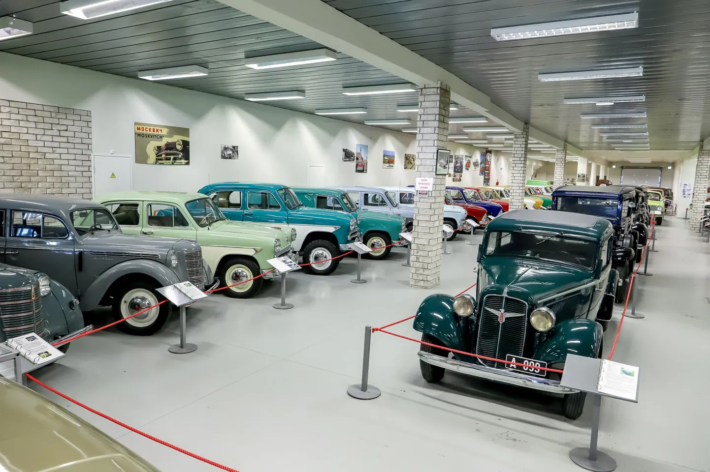 Halinga automuuseumi suures saalis haarab silm eri karva sõiduvahendeid.