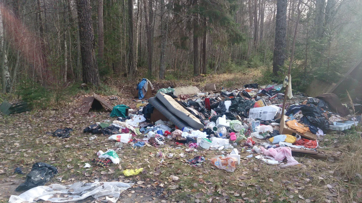 Suuri prügihunnikuid võib Tambres kohata tihti. See pilt on tehtud kümmekond päeva tagasi.