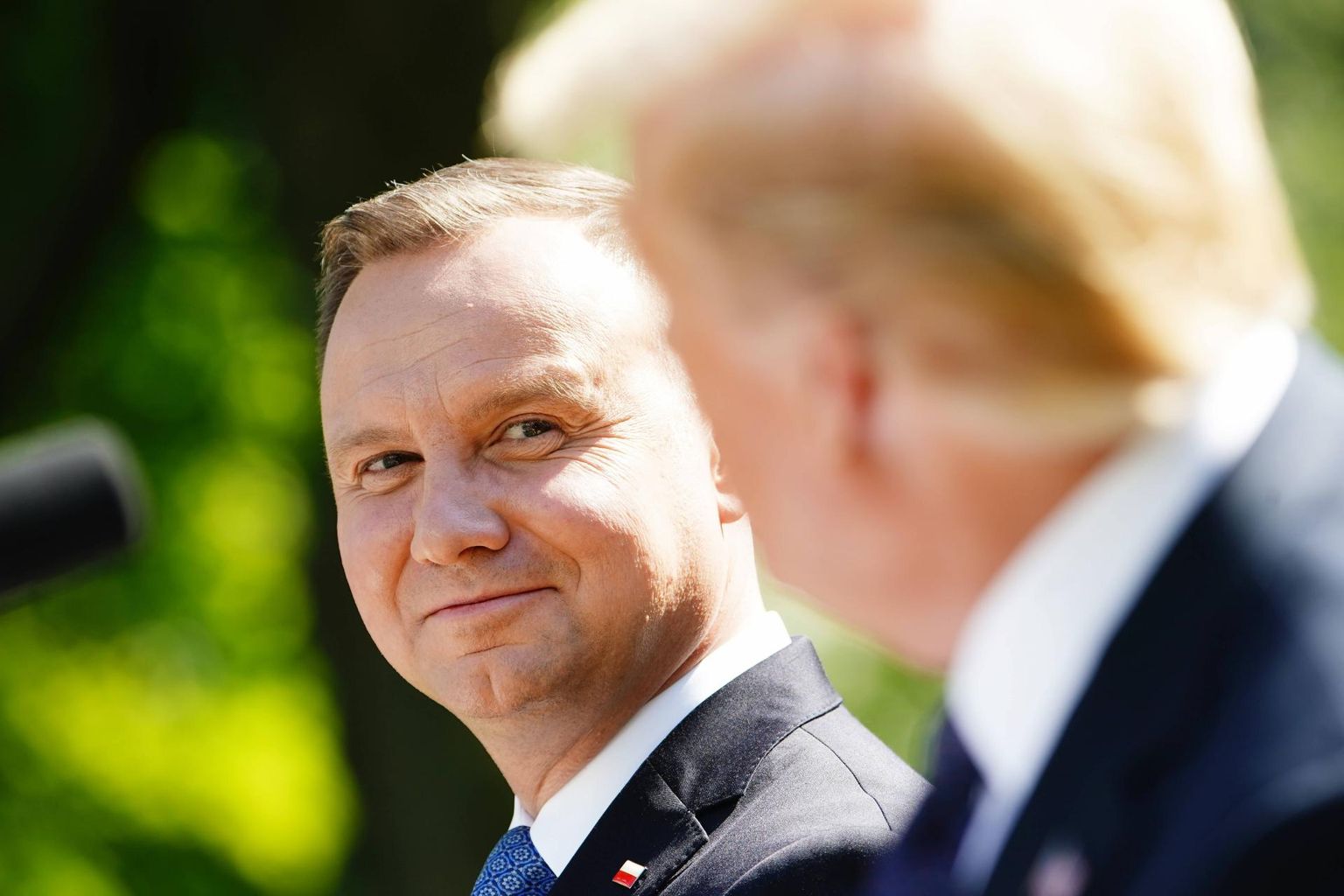 Poola president Andrzej Duda (vasakul) koos USA riigipea Donald Trumpiga üleeile pressikonverentsil Valge Maja roosiaias. Duda, kes loodab pühapäeval tagasivalituks saada, oli esimene välisriigi liider, kes külastas üle kolme kuu Valget Maja. 