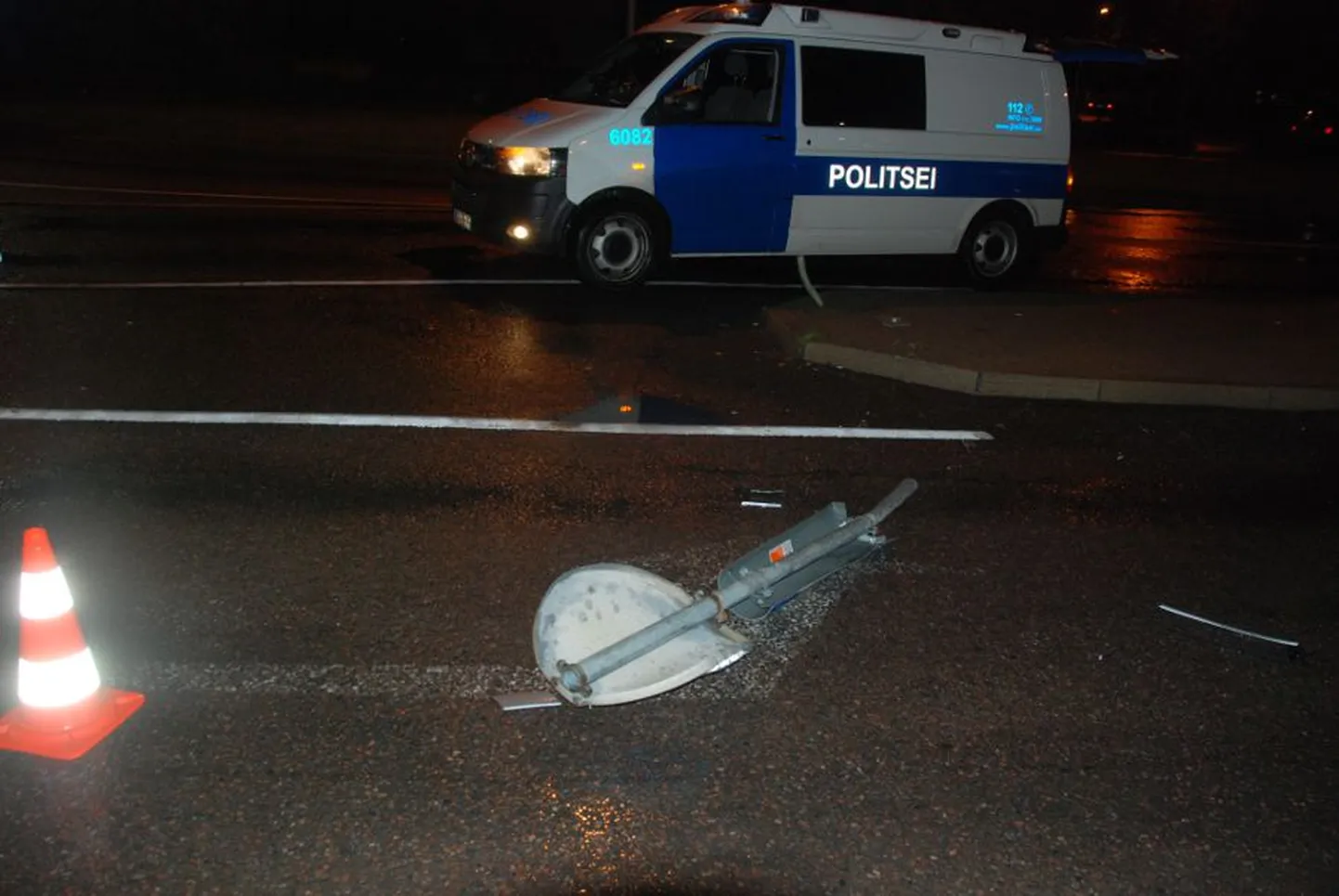 1. septembri hilisõhtul sõitis väidetavalt hõbedast värvi Audi A6 sõiduauto maha Võru-Aardla ristis asunud liiklusmärgi.