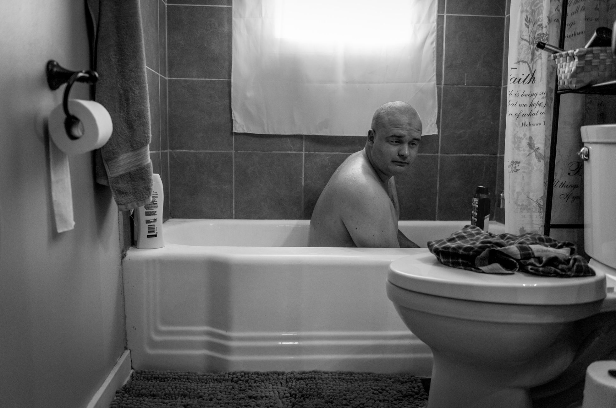 Endine USA mereväelane Ethan Hanson võtmas vanni oma kodus Austinis, Minnesota osariigis. Hanson ei suuda sõjaväeteenistuses saadud seksuaalse trauma tõttu duši all käia.