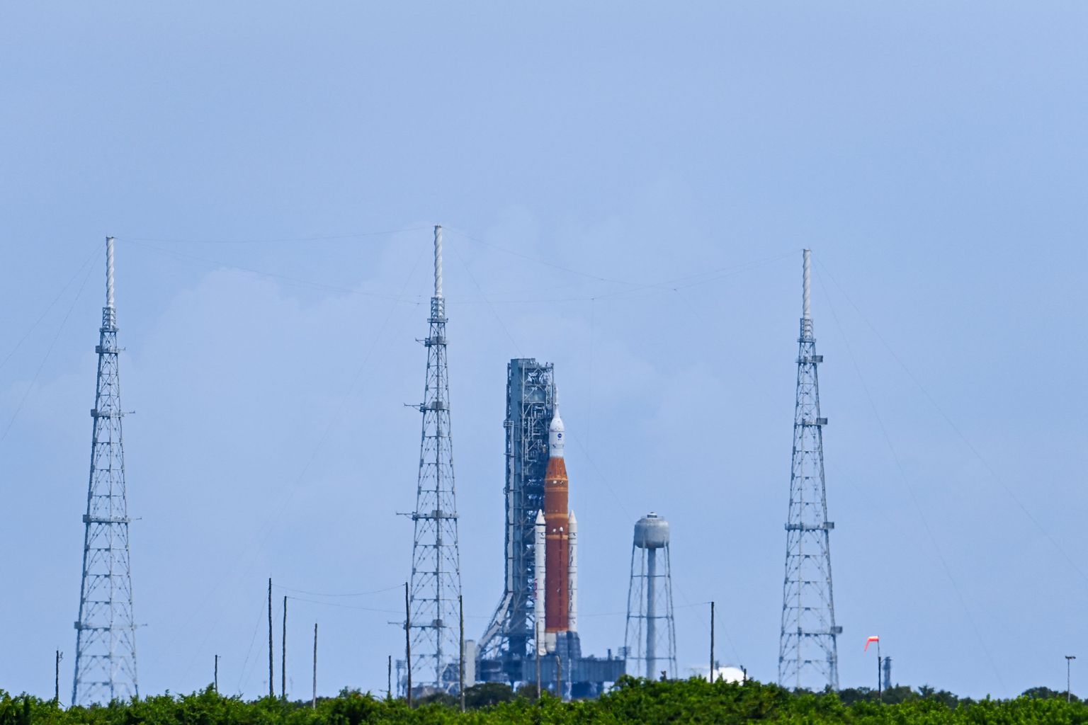 Ракета Artemis-1 на стартовой площадке.