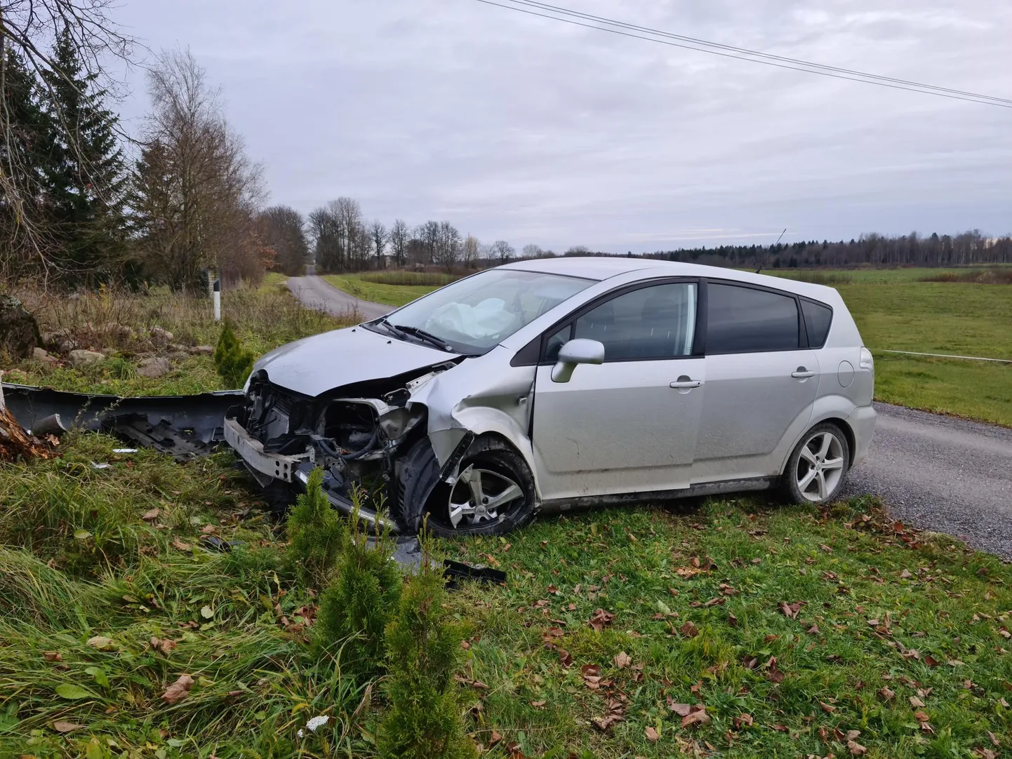 Roolijoodiku auto sai kõvasti kannatada, mees ise pääses suuremate vigastusteta.