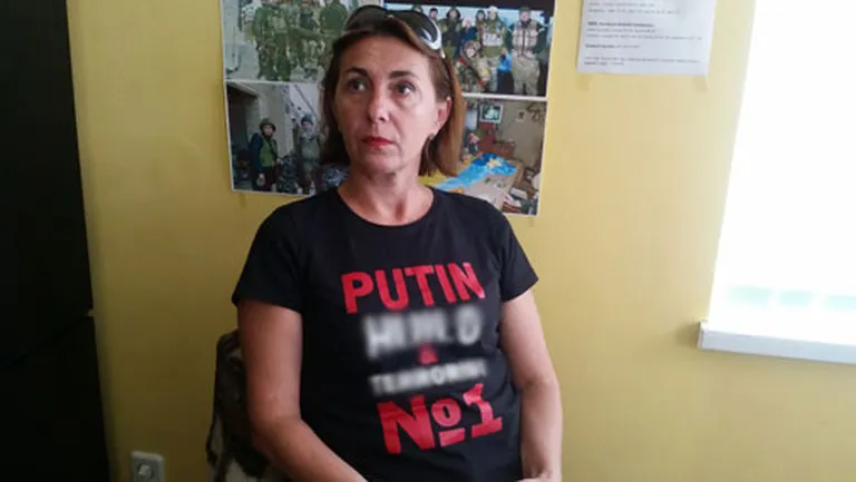 На Оксане майка с принтом – «Putin hu*lo»