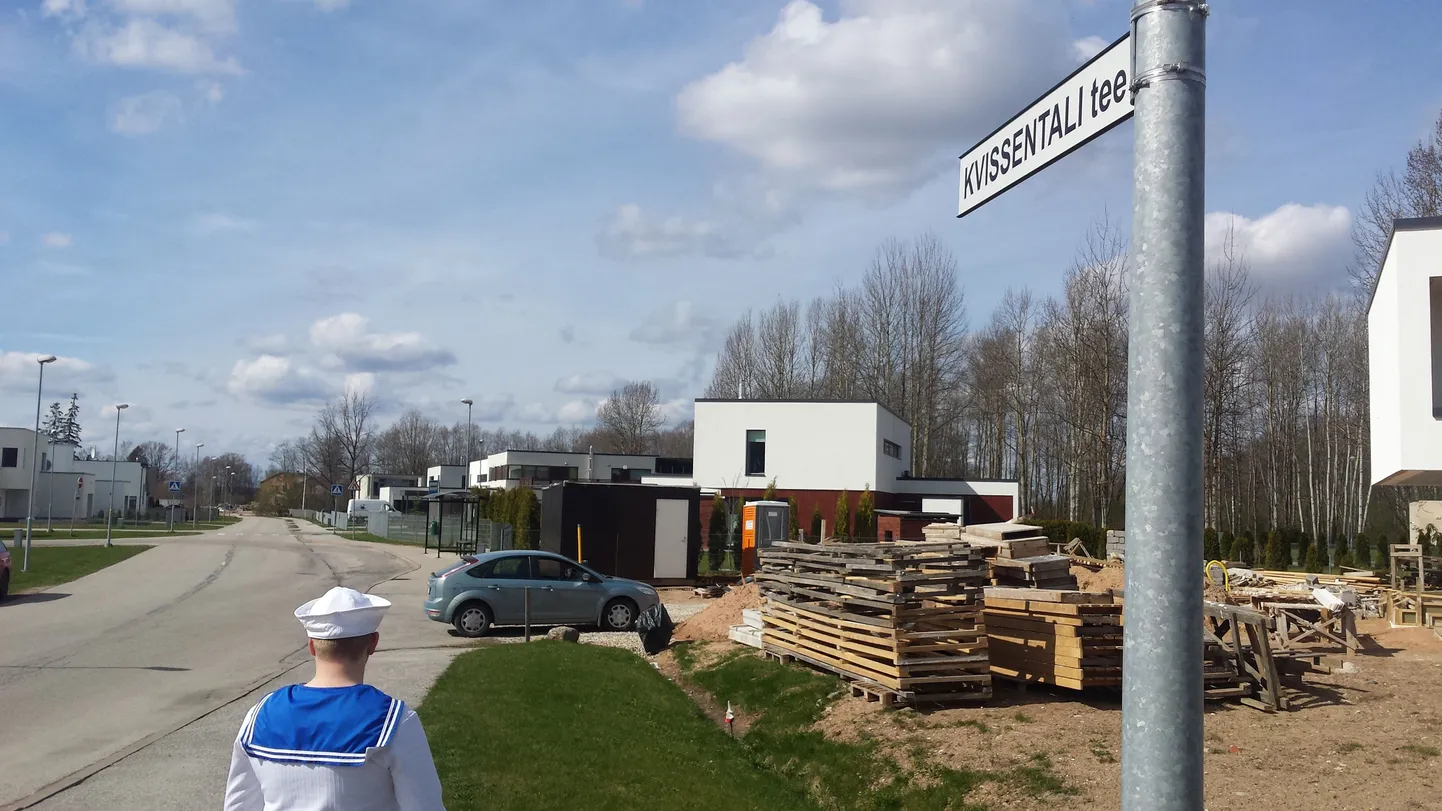 Madruse tänava silt oli eilseks kadunud, madrusekostüümis Kanal 2 ajakirjanik oli võtetel samasse kohta kruvitud Kvissentali tee sildi all.