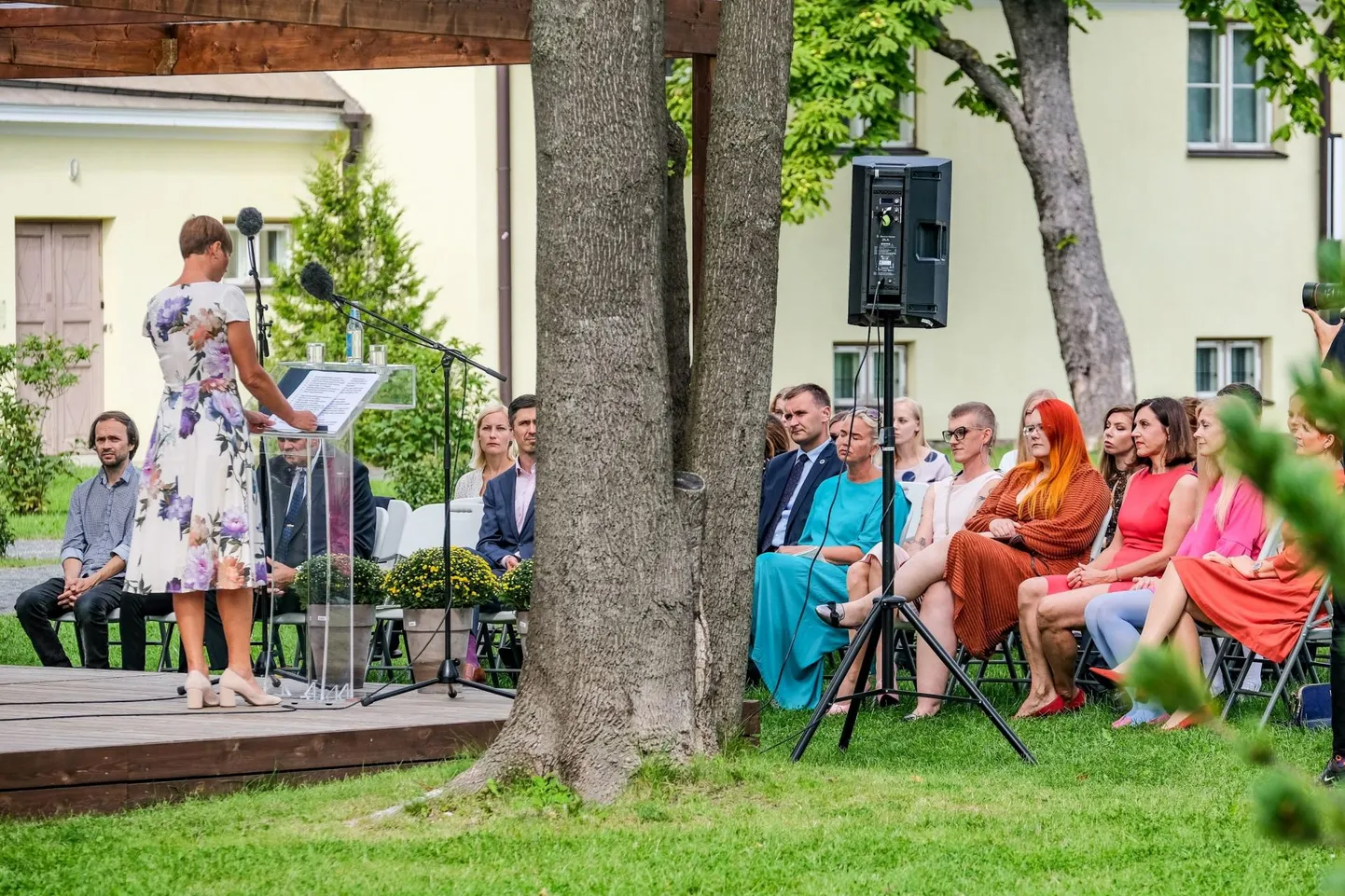 Esireas vägivallaennetuse auhinna saajad, kelle seas lühikeste juuste, prillide ja roosa kleidiga pärnakas Mikk Pärnits. Mikk pälvis tunnustuse sotsiaalmeediakampaania "See pole okei" algatamise eest.