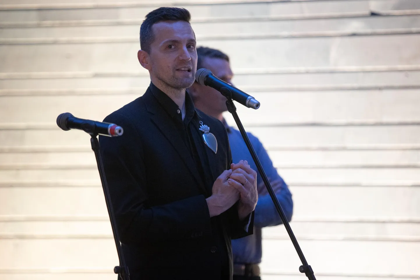 Autorite seas on ka Seto folklorist, luuletaja ja muusik Andreas Kalkun.