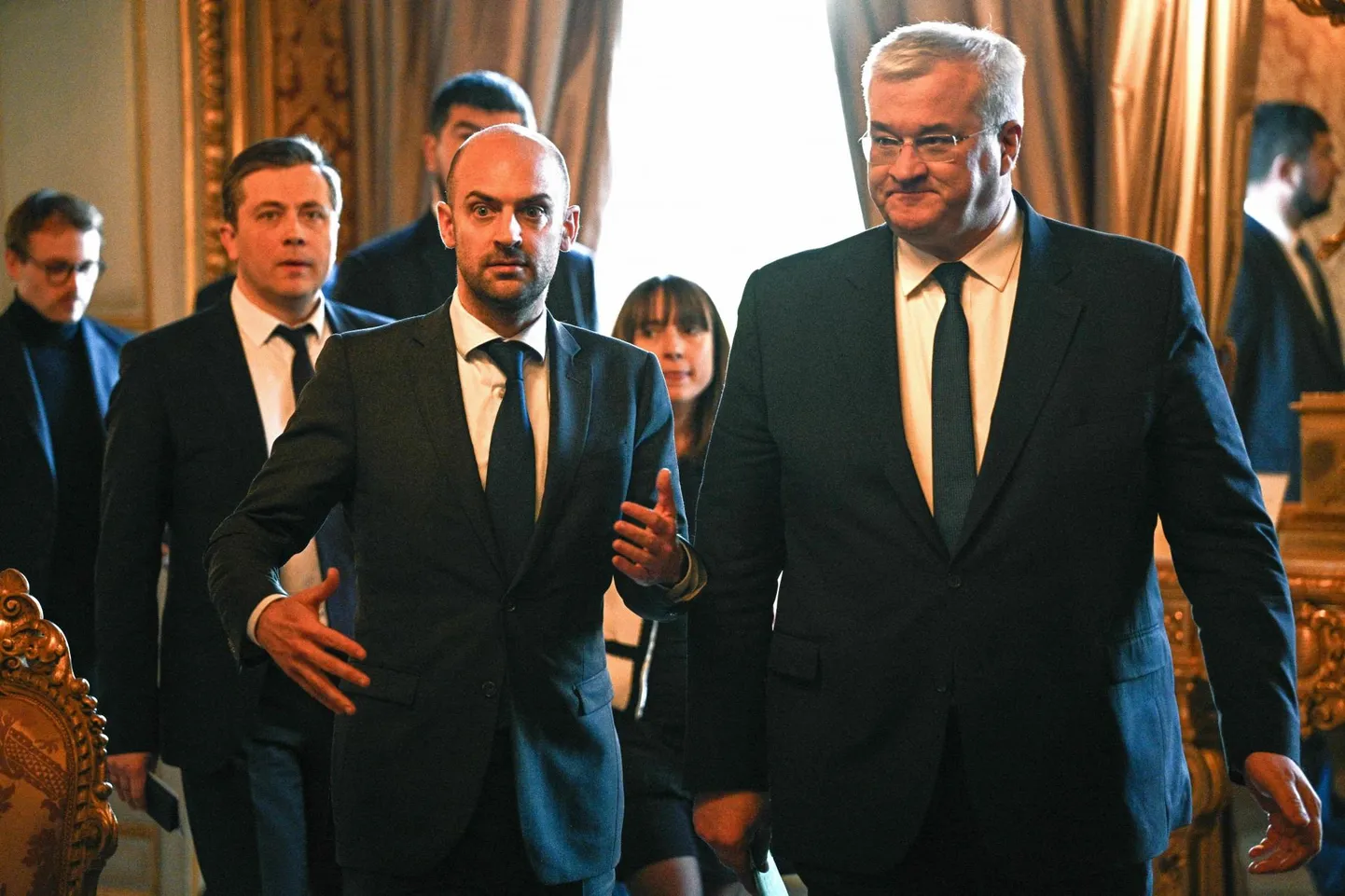 Prantsuse välisminister Jean-Noël Barrot (keskel) ja tema Ukraina ametivend Andri Sõbiha (paremal) 17. aprillil Ukraina rahukõnelustel Pariisis.