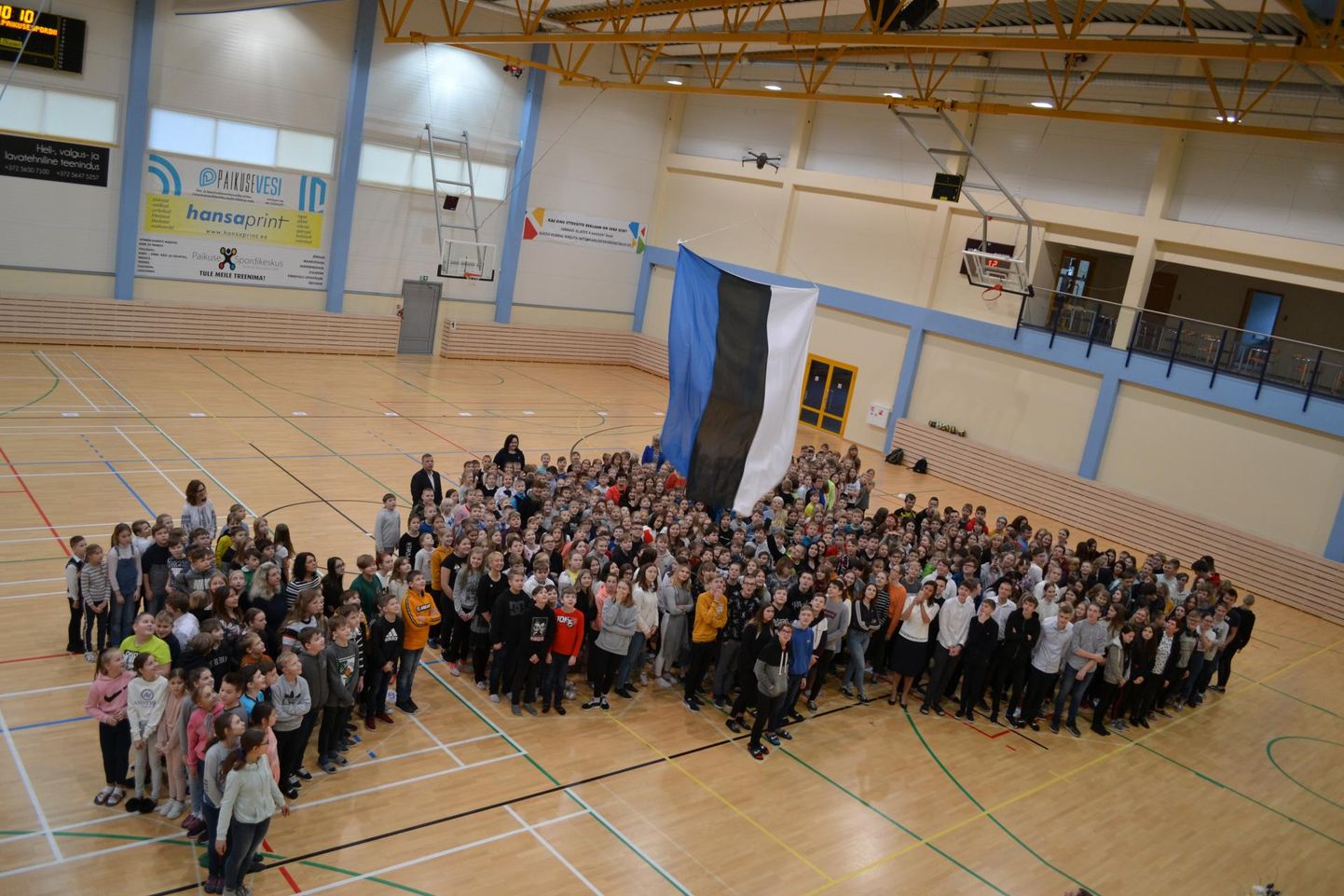 Paikuse põhikoolis moodustas koolipere Tartu rahu 100 aasta juubeli tähistamiseks inimkaardi.