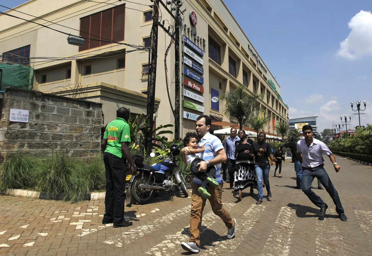 Inimesed põgenevad Westgate'i ostukeskuses toimuva tulevahetuse eest Kenya pealinna Nairobis.