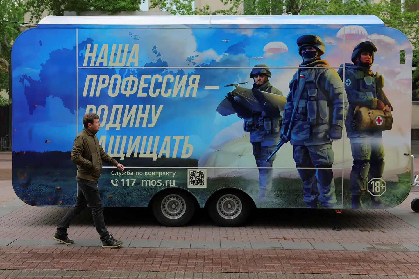 Россиянин проходит мимо мобильного призывного пункта в Москве, Россия, 3 мая 2023 года.