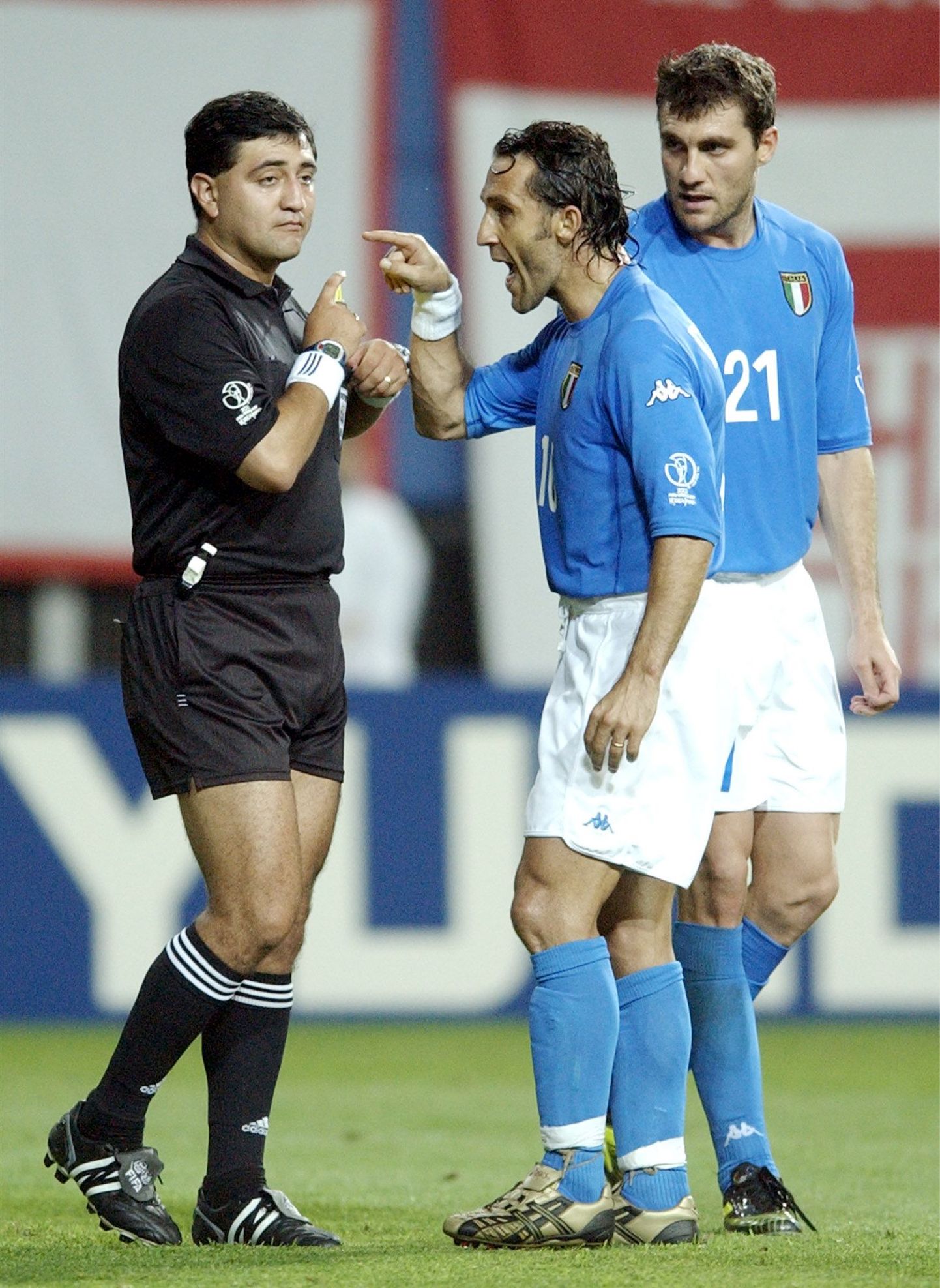 Byron Moreno (vasakul) 2002. aastal Itaalia - Lõuna-Korea mängus.