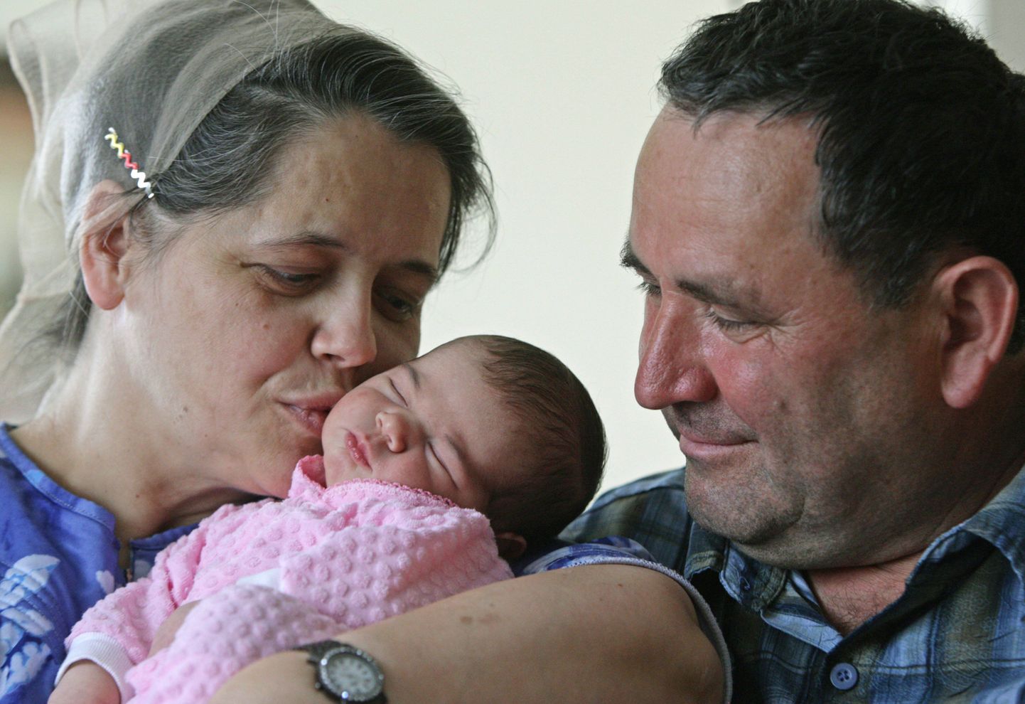 Livia ja Alexandru Ionce koos vastsündinud tütre Abigailiga