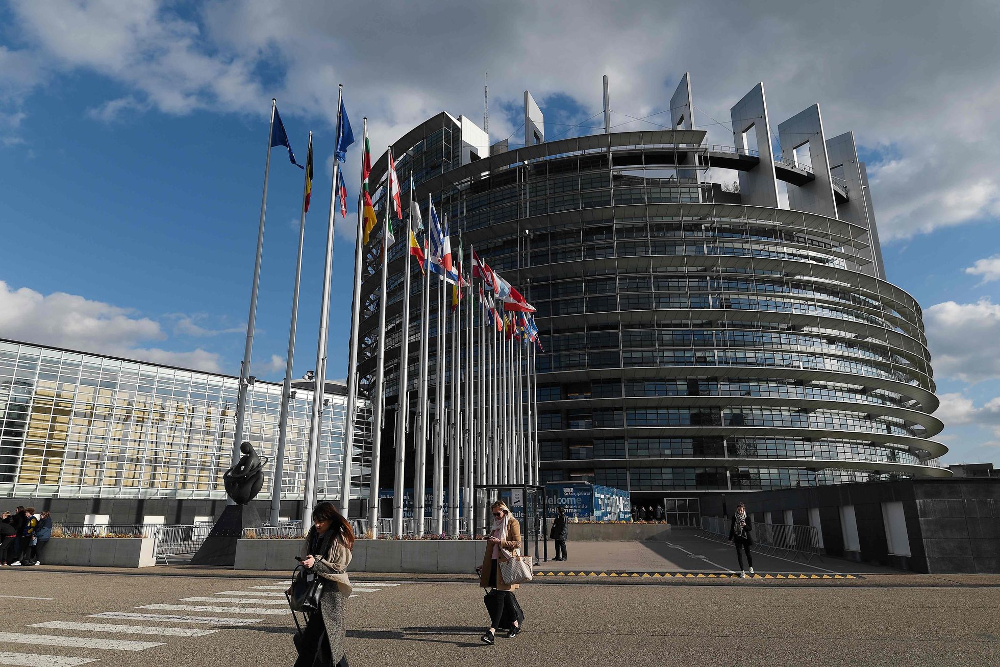 Kui 1950. aastatel kasutas Euroopa Parlamendi eelkäija ESTÜ parlamentaarne assamblee Strasbourgis asuvat Euroopa Nõukogu istungisaali, siis nüüd käib parlament koos 1999. aastal valminud Louise Weissi nimelises parlamendihoones.