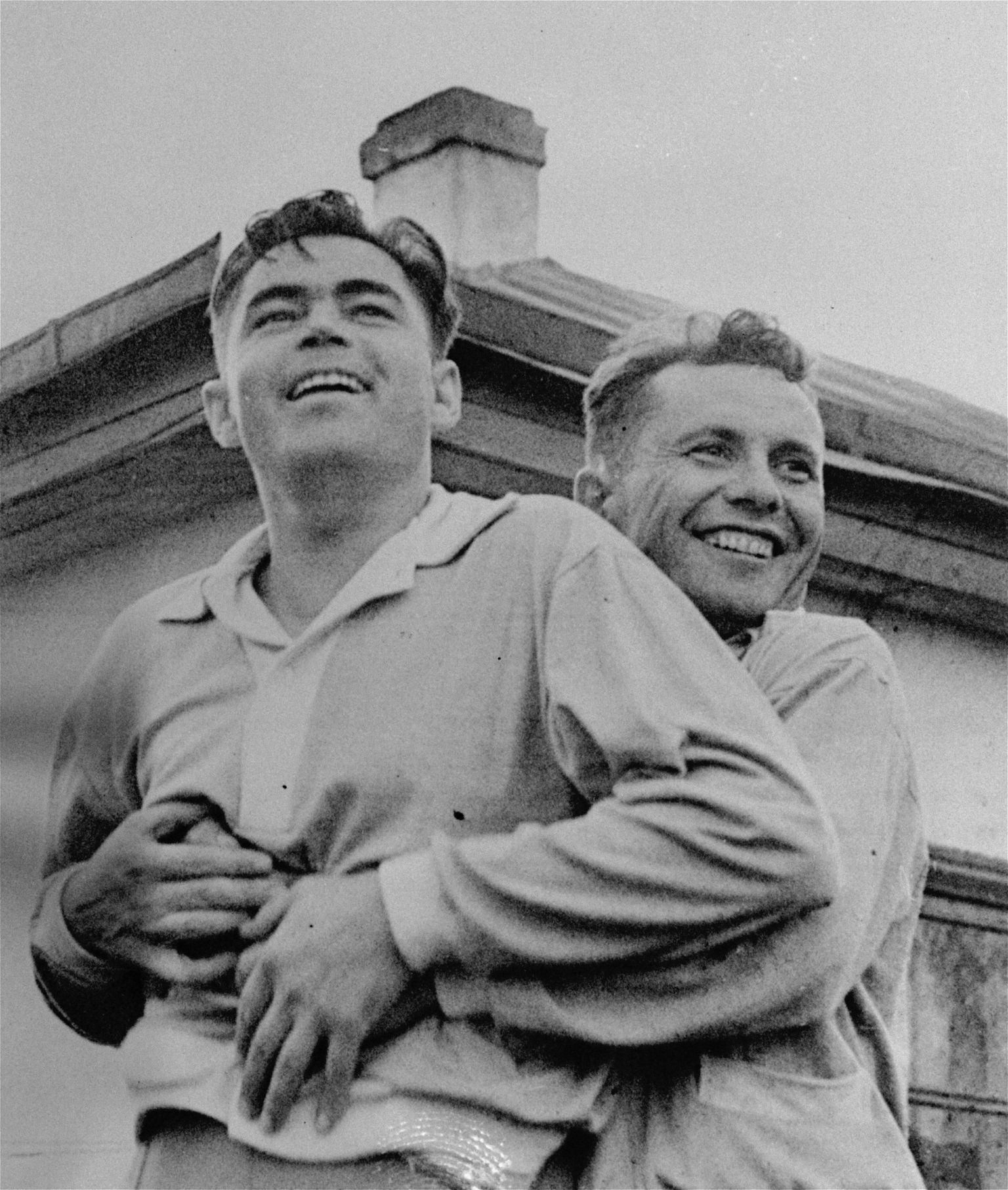Kosmonaudid Andrijan Nikolajev (vasakul) ja Pavel Popovitš 1962. aastal pärast ühislendu.