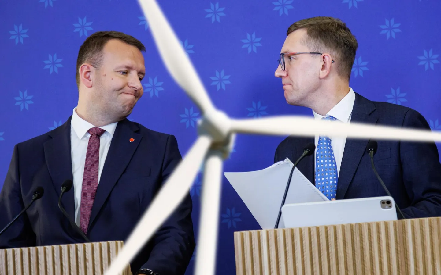 Siseminister Lauri Läänemets (vasakul) ja peaminister Kristen Michal.