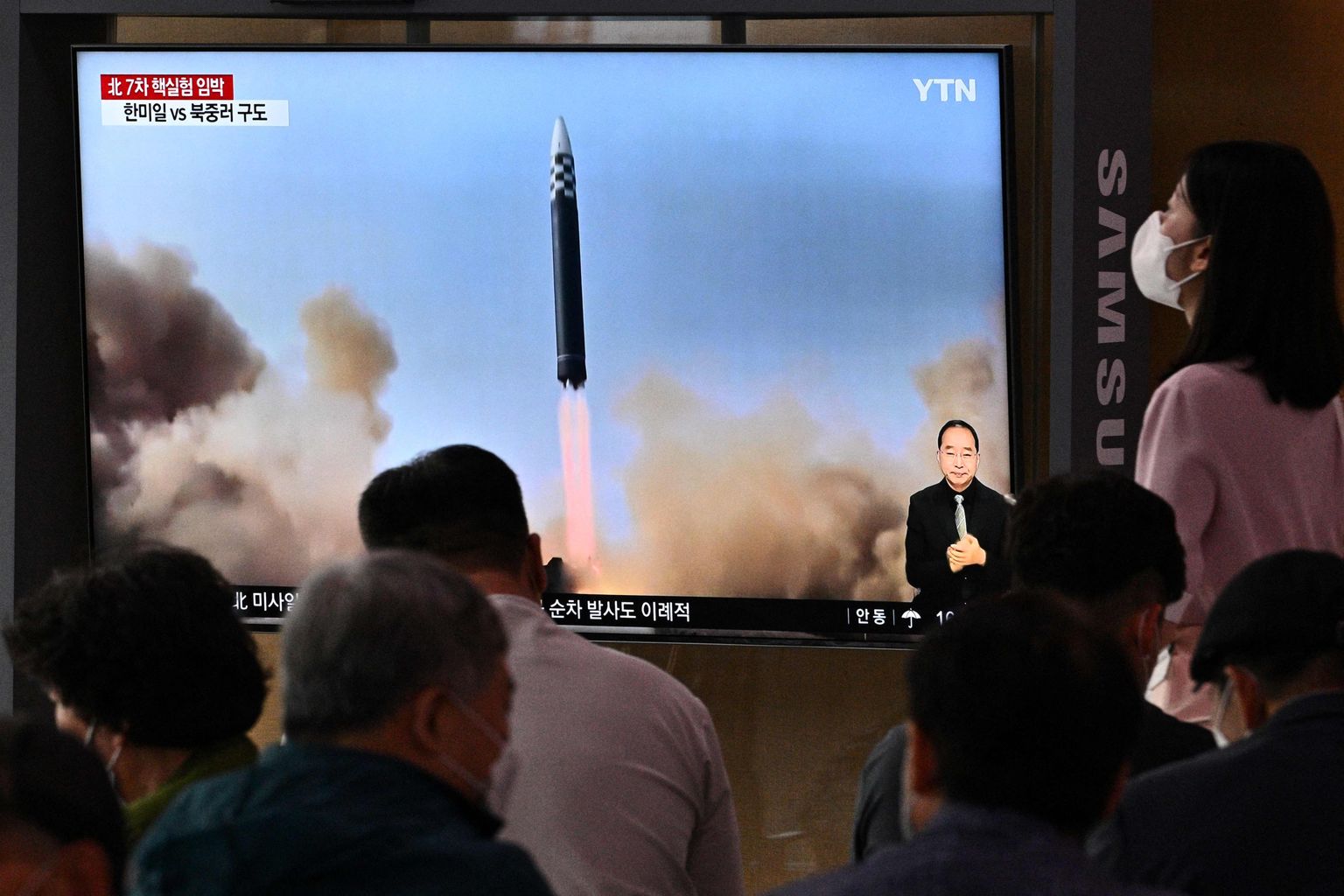 Inimesed vaatavad Soulis teleekraanilt Põhja-Korea raketikatsetust tänavu juunis.