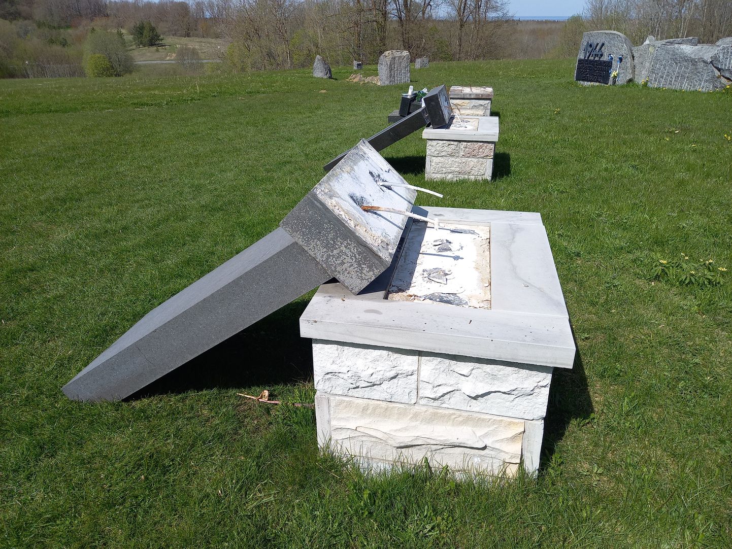 Sinimäel asuvas memoriaalis lükati 9. mai varahommikul ümber kolm mustast marmorist mälestuskivi, mille käigus üks ka purunes. Kivid purustati ka 2007. aastal pronksisündmuste ajal ning selle kohta on kividel tekst.