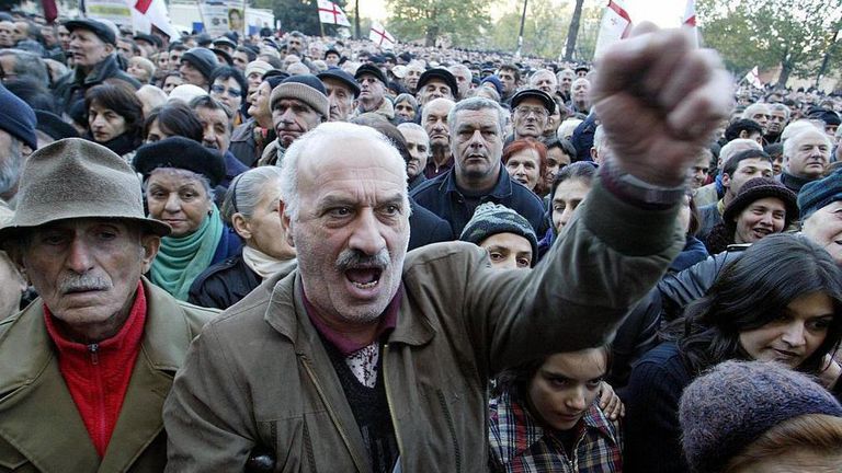 Митингующие требуют отставки Шеварднадзе. 14 ноября, 2003 год.