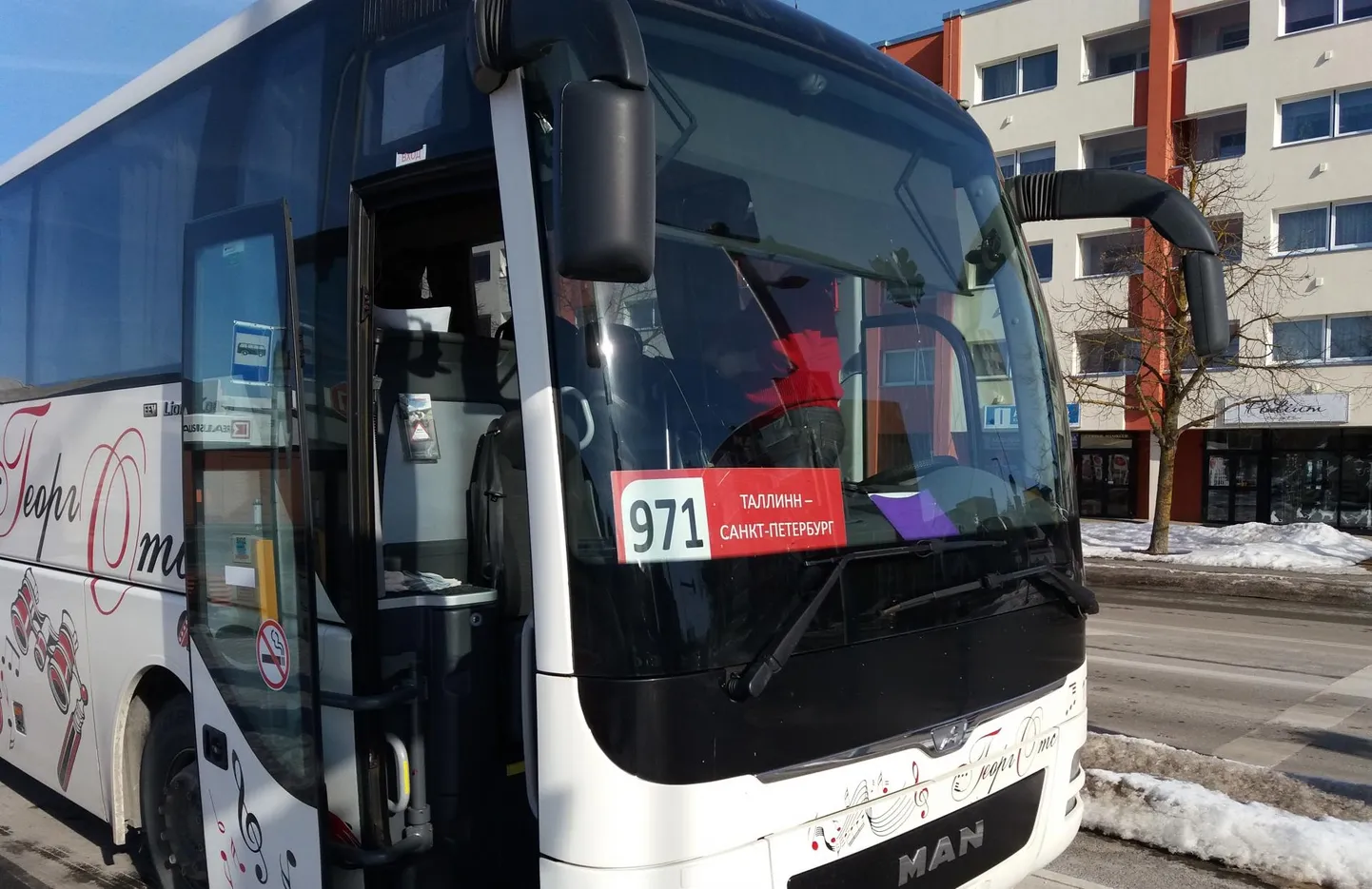 Läinud nädalavahetusel Rakverre jõudnud Vene bussifirma Tallinna–Peterburi buss oli tühi, kuid sohvri kinnitusel on see vastupidises suunas sõites puupüsti täis.