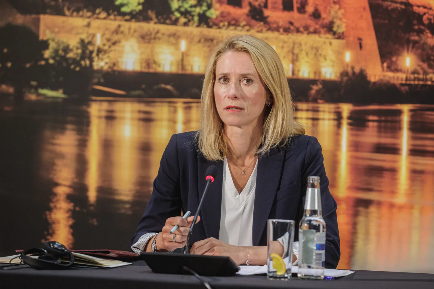 Peaminister Kaja Kallas 8. augustil Ida-Virumaal. Visiidile saabus ta helikopteriga.