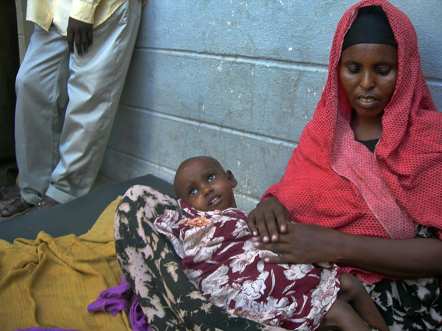 Äärmises vaesuses elavate inimeste arv kasvab. Fotol aafriklanna hoidmas alatoidetud last