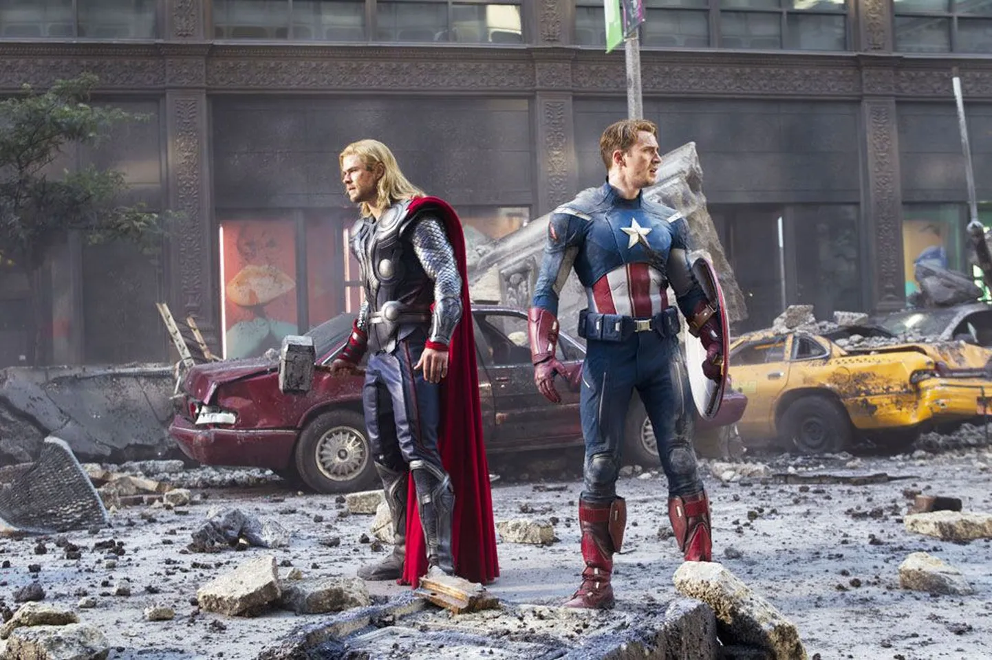 Kuhu küll kõik kollid jäid? Thor (Chris Hemsworth) ja Kapten Ameerika (Chris Evans) tegid New Yorgis koristustalgud.