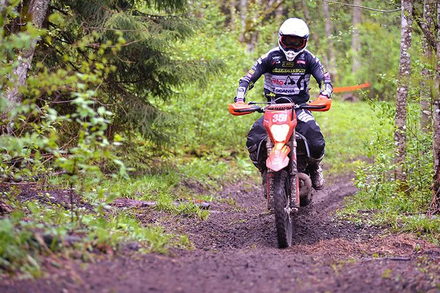 Elary Talu võitis lausvihmas Eesti enduromeistrivõistluste teise etapi.