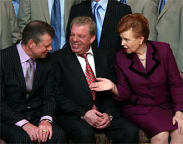 2006. gada 17. maijs, Rīgas pils. No kreisās uz labo - Latvijas izlases galvenais treneris Pjotrs Vorobjovs, Latvijas Hokeja federācijas prezidents Kirovs Lipmans un Valsts prezidente Vaira Vīķe-Freiberga kaļ Latvijas hokeja nākotnes plānus.